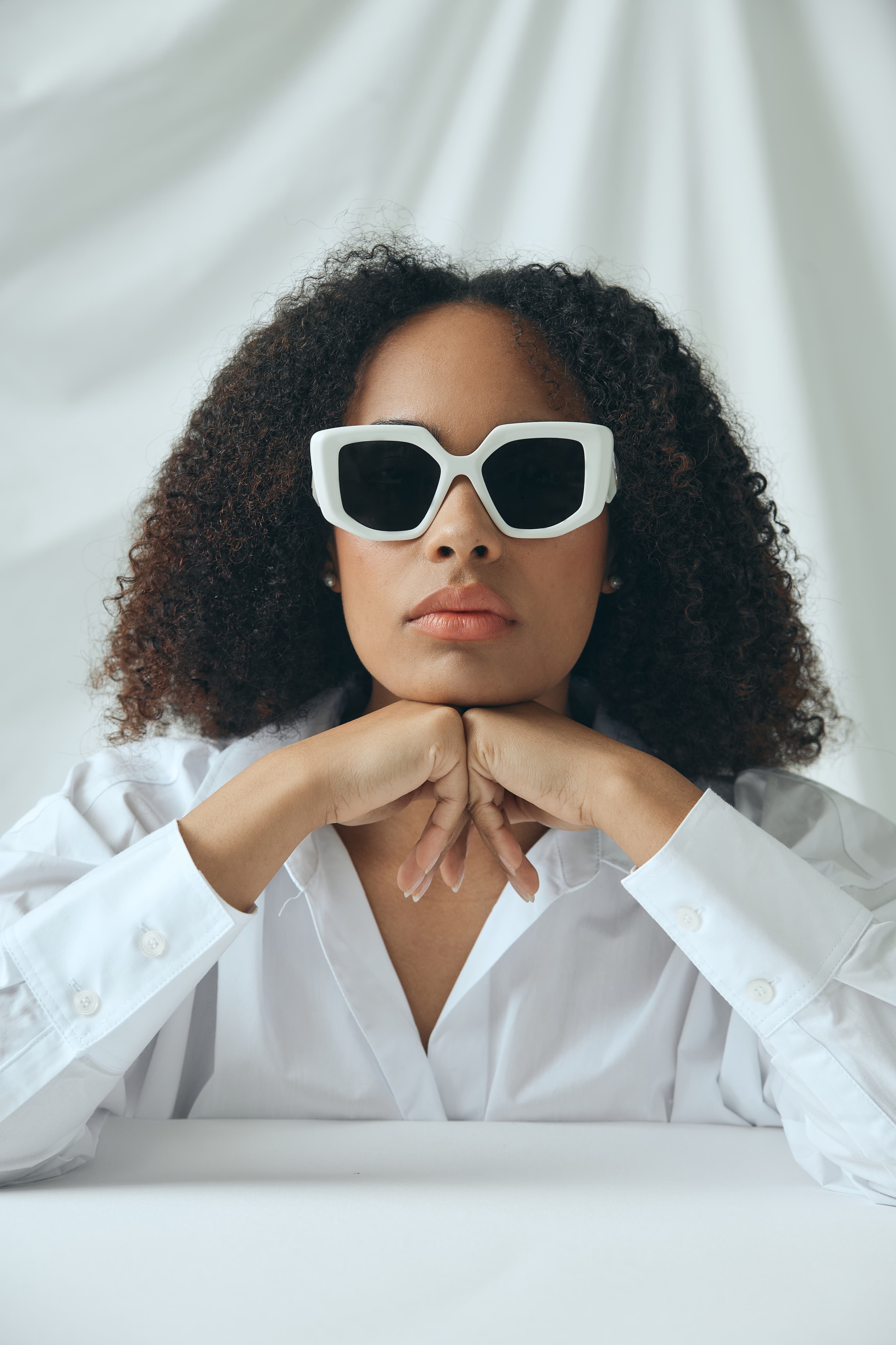 Mann mit schwarzer sonnenbrille mit silber verspiegelten glaesern