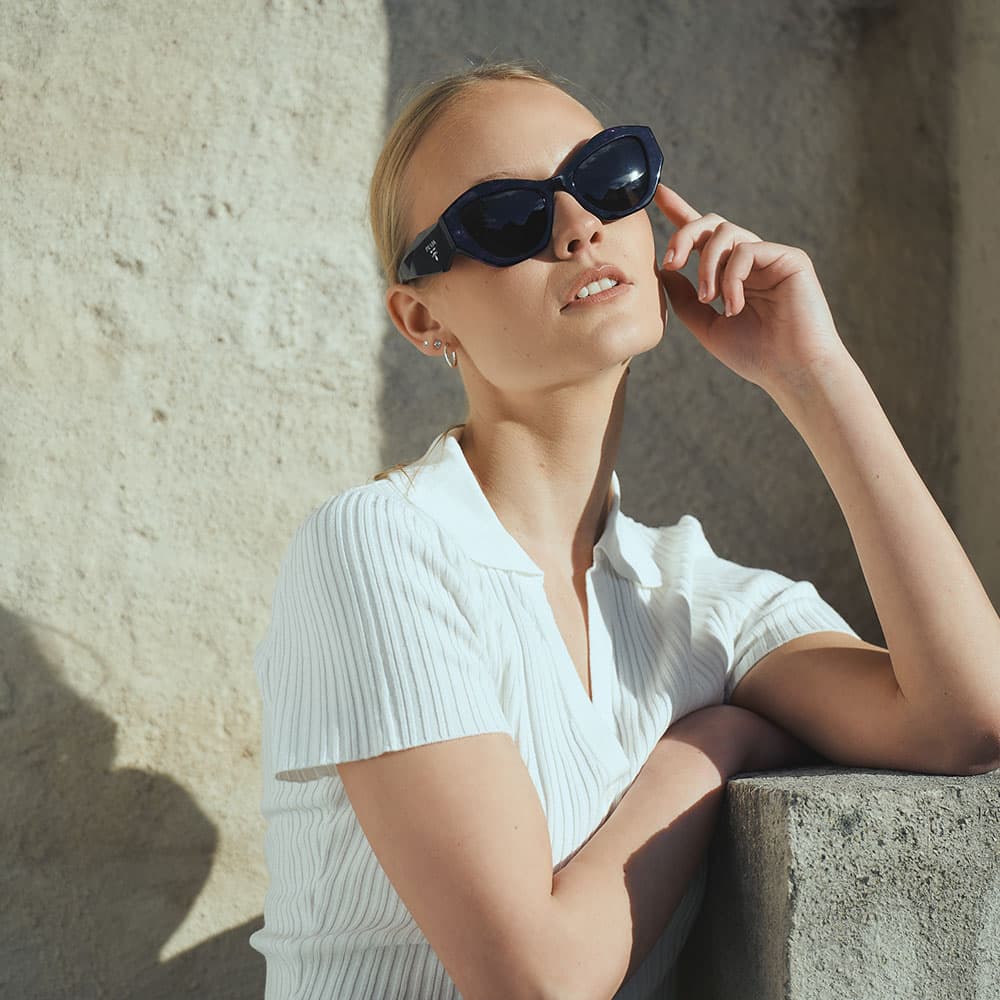 Mann mit schwarzer sonnenbrille mit silber verspiegelten glaesern