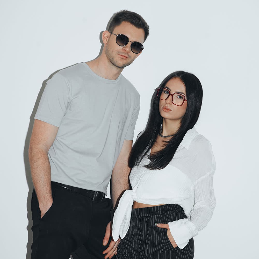 Mann mit schwarzer sonnenbrille mit silber verspiegelten glaesern