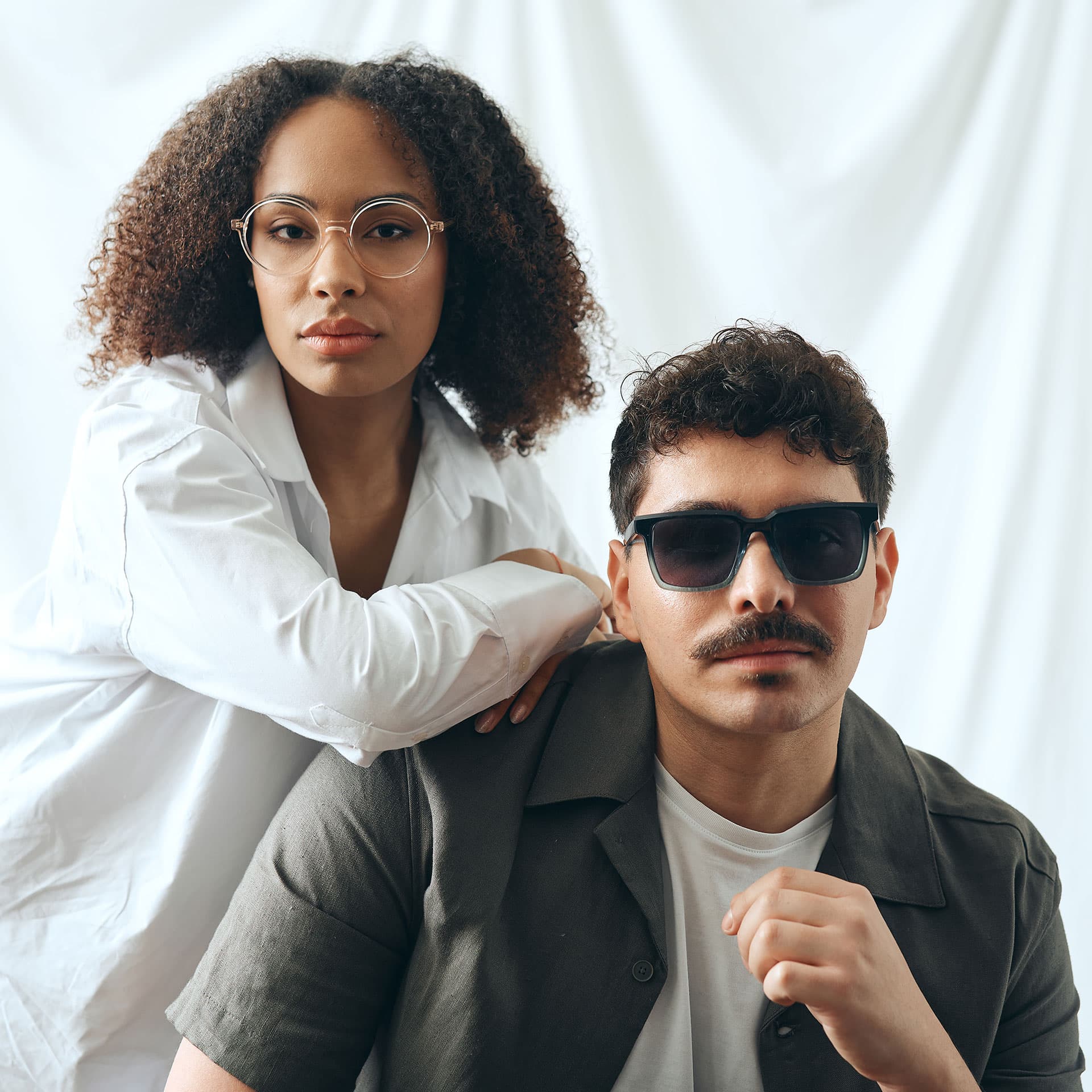 Mann mit schwarzer sonnenbrille mit silber verspiegelten glaesern