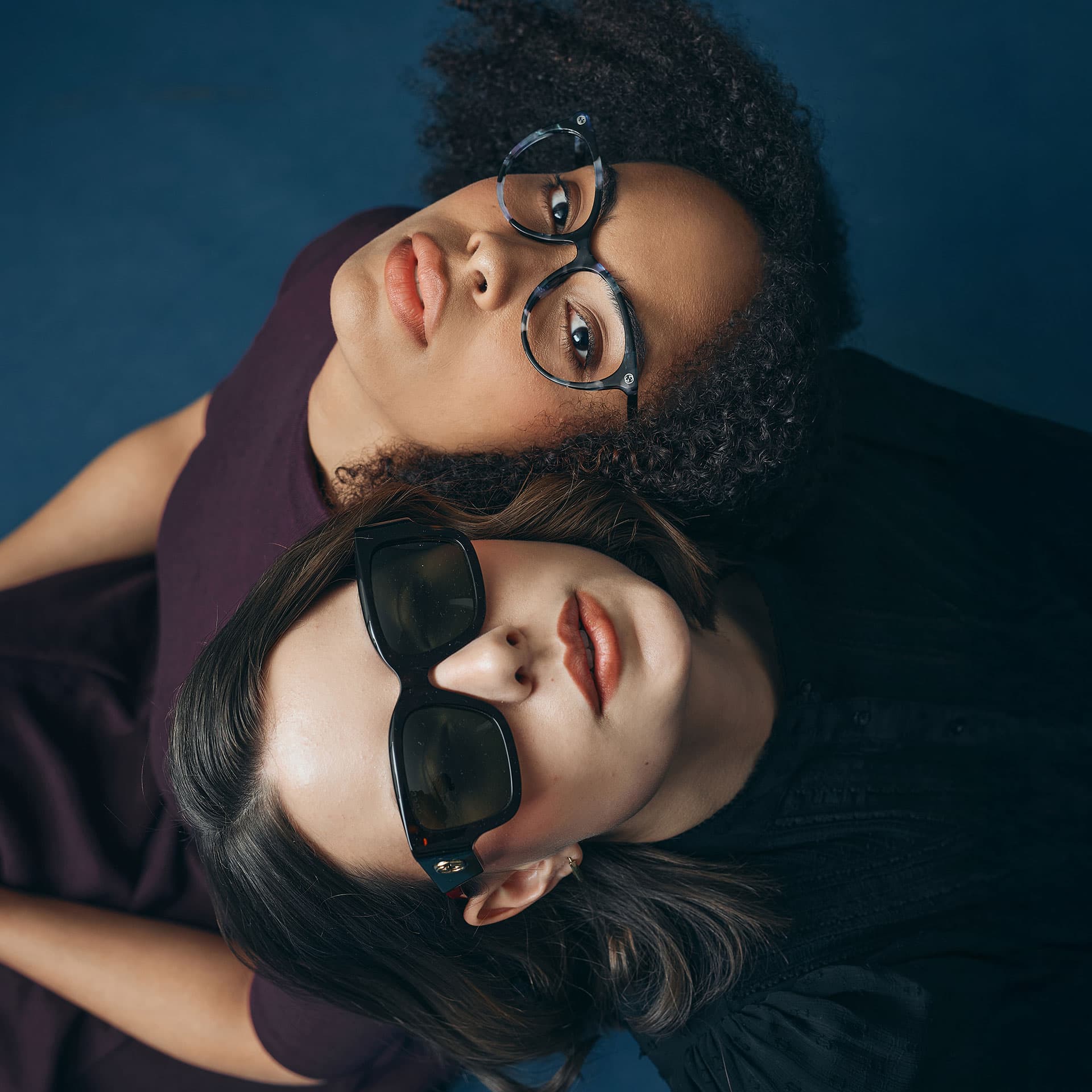 Mann mit schwarzer sonnenbrille mit silber verspiegelten glaesern