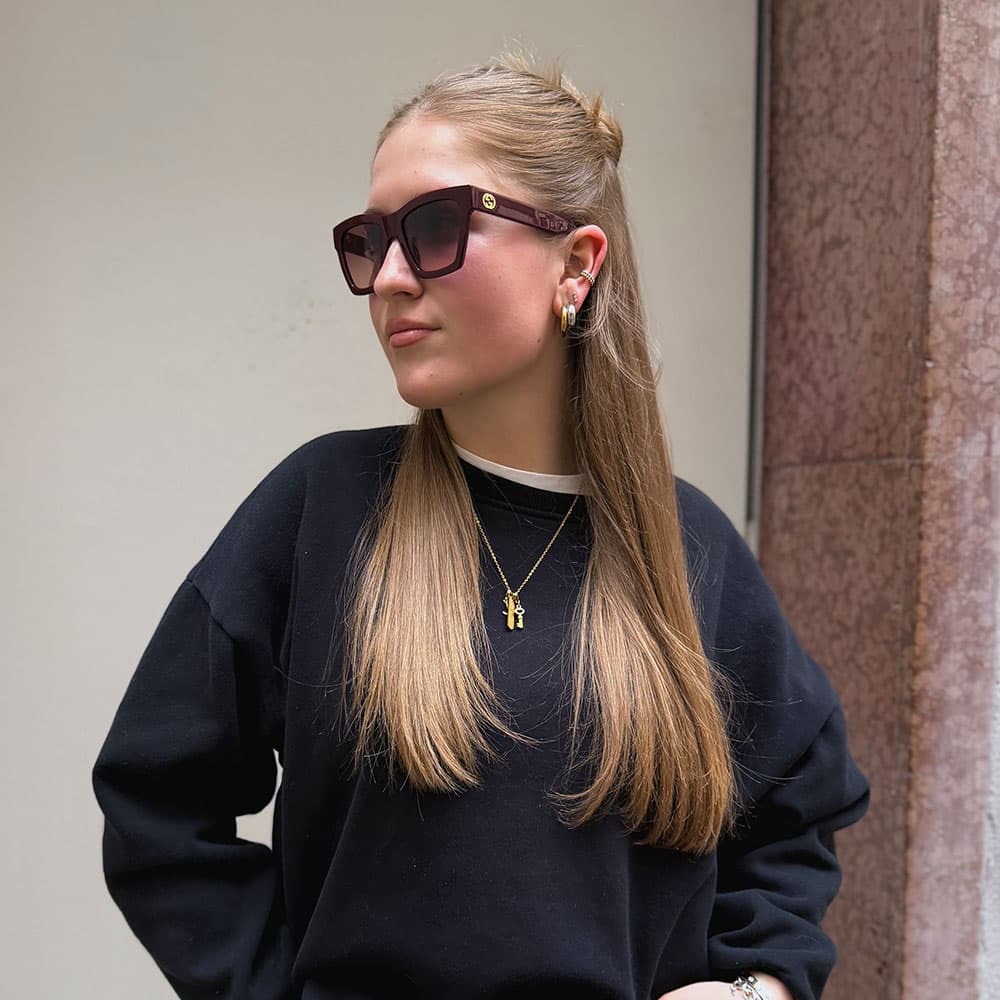 Foto einer blonden Frau mit brauner Sonnenbrille